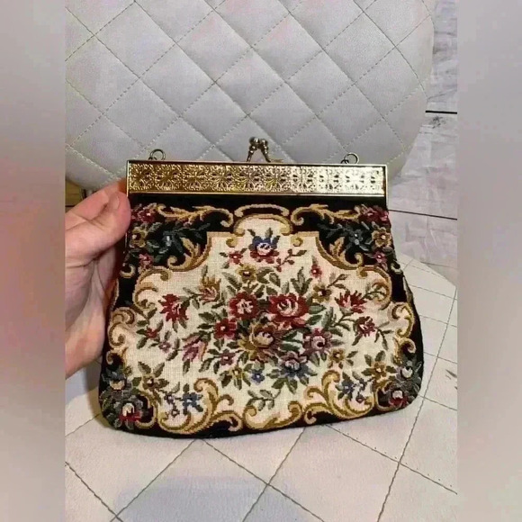VTG BLACK & MULTICOLOR FLORAL TAPESTRY GOLD CHAIN METAL FRAME STRAP PURSE - Picture 2 of 6